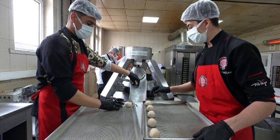 Günde 6.000 adet üretiliyor: Hepsi öğrencilerin hünerli ellerinden çıkıyor 4